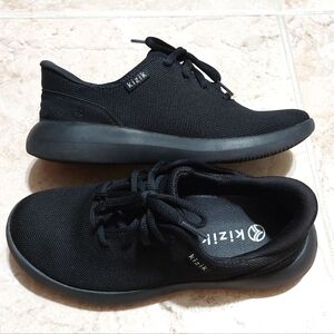 Kizik Women's black athletic sneakers size 6.5